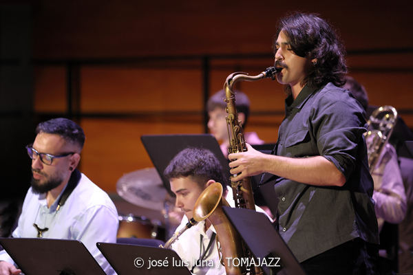 Big Band del Conservatori Superior de Música de les Illes Balears (Auditori del Conservatori Superior de Música de les Illes Balears. Palma. 2025-11-14) Por José Luis Luna Rocafort [INSTANTZZ AKA Galería fotográfica AKA Fotoblog de jazz, impro… y algo más] - Tomajazz - La Big Band del Conservatori Superior de Música de les Illes Balears actuó en el Auditori del Conservatori Superior de Música de les Illes Balears de Palma el 14 de noviembre de 2025. José Luis Luna Rocafort lo retrata en INSTANTZZ. Dirigió la Big Band Lluc Casares