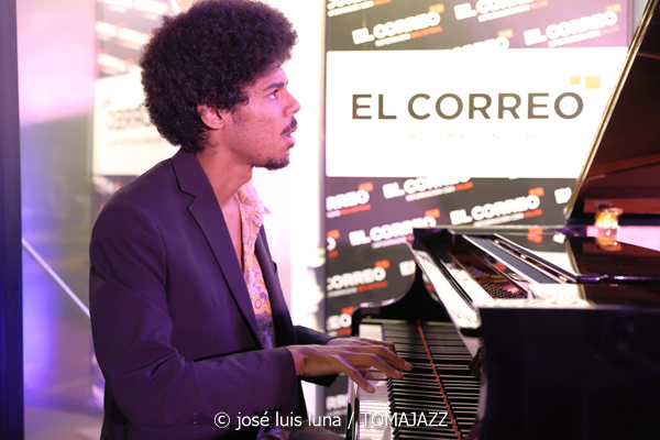 Triplanetas - Enrique Oliver Trío (48 Festival de Jazz de Vitoria. 2025-07-15) Por José Luis Luna Rocafort [INSTANTZZ AKA Galería fotográfica AKA Fotoblog de jazz, impro… y algo más] - Tomajazz - Triplanetas - Enrique Oliver Trío participaron en el 48 Festival de Jazz de Vitoria 2025, en el programa Club de Jazz. José Luis Luna Rocafort retrata la actuación en INSTANTZZ. Triplanetas son Daahoud Salim, Julián Sánchez:, Bori Albero. Enrique Oliver Trío son Enrique Oliver, Bori Albero, Andreu Pitarch