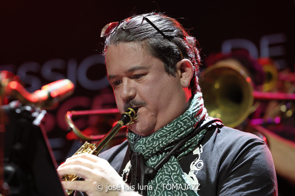 Mòpia (10 Fira B! Es Gremi. Palma. 2025-11-07) Por José Luis Luna Rocafort [INSTANTZZ AKA Galería fotográfica AKA Fotoblog de jazz, impro… y algo más] - Tomajazz - Mòpia actuó en 10 Fira B! en Es Gremi de Palma el 7 de noviembre de 2025. José Luis Luna Rocafort retrata en INSTANTZZ a la formación dirigida por Josep Oliver. Actuaron Jaume Rosselló, Pere Miquel Molina, Miki Ramon, Javier Nieto, Lleonard Martínez, Jaume Blàzquez, Samuel Martínez, Dialen Niang Ka, Sergio Vicente, Diego Riudavets, Sergi Sellés, Josep Sina, Toni Beltrán