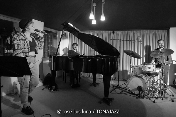 Tinons March (Reapertura Blue Jazz Club. Hotel Saratoga. Palma. 2025-10-30) Por José Luis Luna Rocafort [INSTANTZZ AKA Galería fotográfica AKA Fotoblog de jazz, impro… y algo más] - Tomajazz - Tinons March actuó en la reapertura del Blue Jazz Club del Hotel Saratoga (Palma), el 30 de octubre de 2025. José Luis Luna Rocafort retrata el concierto en INSTANTZZ. Actuaron Tinons March, Jaume Riera, Teo Salvà