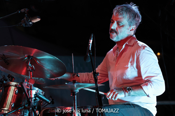 Escalandrum (37 Eivissa Jazz 2025. Baluard de Santa Llúcia. Eivissa. 2025-09-06) Por José Luis Luna Rocafort [INSTANTZZ AKA Galería fotográfica AKA Fotoblog de jazz, impro… y algo más] - Tomajazz - Escalandrum actuó en el 37 Eivissa Jazz el 6 de septiembre de 2025. José Luis Luna Rocafort lo retrata en INSTANTZZ. Escalandrum son Daniel Piazolla, Nicolás Guerschberg, Damián Fogiel, Gustavo Musso, Martín Pantyrer, Mariano Sivori