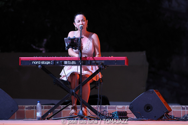 Claudia Bardagí (37 Eivissa Jazz 2025. Parc Reina Sofía. Eivissa. 2025-09-03) Por José Luis Luna Rocafort [INSTANTZZ AKA Galería fotográfica AKA Fotoblog de jazz, impro… y algo más] - Tomajazz - Claudia Bardagí actuó en el 37 Eivissa Jazz 2025, el 3 de septiembre. José Luis Luna Rocafort lo retrata en INSTANTZZ. Actuaron Claudia Bardagí, Joan Carles Marí, Cece Giannotti, Publio Delgado, Martin Laportilla