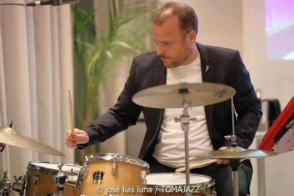 Geometrical Sardine (CaixaForum. Palma. 2025-10-24) Por José Luis Luna Rocafort [INSTANTZZ AKA Galería fotográfica AKA Fotoblog de jazz, impro… y algo más] - Tomajazz - Geometrical Sardine actuó en CaixaForum Palma, el 24 de octubre de 2025. José Luis Luna Rocafort lo retrata en INSTANTZZ. Intervinieron Jaume Rosselló, Joan Roca, Pep Aspas, Toni Cobos