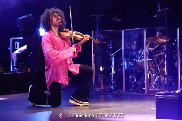 Ara Malikian (Alcúdia Jazz Festival. 2025-09-12) Por José Luis Luna Rocafort [INSTANTZZ AKA Galería fotográfica AKA Fotoblog de jazz, impro… y algo más] - Tomajazz - Ara Malikian actuó en Alcúdia Jazz Festival 2025. José Luis Luna Rocafort lo retrata en INSTANTZZ. Actuaron Ara Malikian, Iván "Melón" Lewis, Dayan Abad García, Iván Ruiz Machado, Georvis Pico Millán