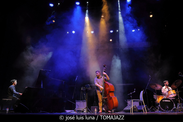 Pere Bujosa Trío (10 Fira B! Teatre Principal de Palma. 2025-11-06) Por José Luis Luna Rocafort [INSTANTZZ AKA Galería fotográfica AKA Fotoblog de jazz, impro… y algo más] - Tomajazz - Pere Bujosa Trío actuó en el 10 Fira B! en el Teatre Principal de Palma el 6 de noviembre de 2025. José Luis Luna Rocafort lo retrata en INSTANTZZ. Actuaron Pere Bujosa, Diego Hervalejo, Lluís Naval