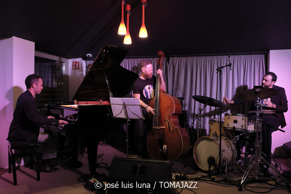 K 12 (10 Fira B! Hotel Saratoga. Palma. 2025-11-06) Por José Luis Luna Rocafort [INSTANTZZ AKA Galería fotográfica AKA Fotoblog de jazz, impro… y algo más] - Tomajazz - K 12 actuó en 10 Fira B! en el Hotel Saratoga de Palma, el 6 de noviembre de 2025. José Luis Luna Rocafort los retrata en INSTANTZZ. Actuaron Gori Matas, Marko Lohikari, Teo Salvà