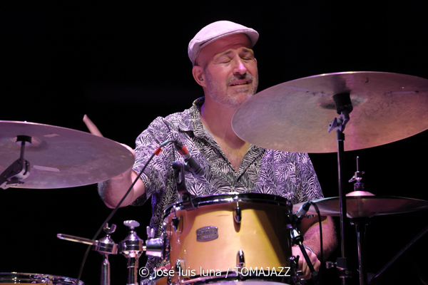 Carmen Vela Quartet (10 Fira B! Teatre Principal de Palma. 2025-11-06) Por José Luis Luna Rocafort [INSTANTZZ AKA Galería fotográfica AKA Fotoblog de jazz, impro… y algo más] - Tomajazz - Carmen Vela Quartet actuó en 10 Fira B! en el Teatre Principal de Palma el 6 de noviembre de 2025. José Luis Luna Rocafort lo retrata en INSTANTZZ. Actuaron Carmen Vela,