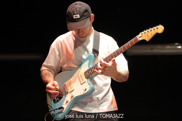 Clélya Abraham Quartet (10 Fira B! Teatre Principal de Palma. 2025-11-06) Por José Luis Luna Rocafort [INSTANTZZ AKA Galería fotográfica AKA Fotoblog de jazz, impro… y algo más] - Tomajazz - Clélya Abraham Quartet actuó en el 10 Fira B! en el Teatre Principal de Palma, el 6 de noviembre de 2025. José Luis Luna Rocafort lo retrata en INSTANTZZ. Actuaron Clélya Abraham, Kévin Lazakis, Samuel F'Hima, Julien Roger