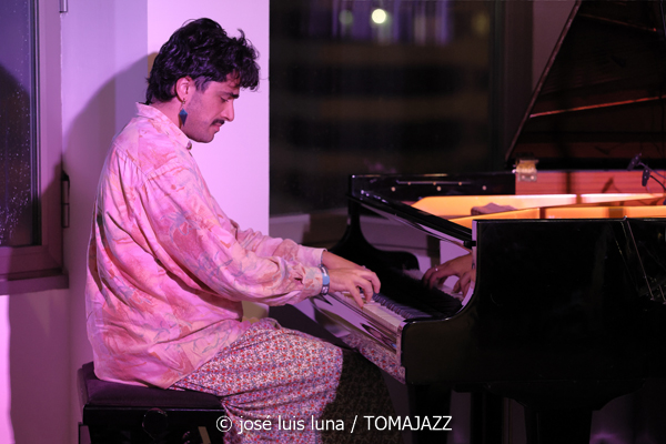 Endless Trío (10 Fira B! Hotel Saratoga. Palma. 2025-11-06) Por José Luis Luna Rocafort [INSTANTZZ AKA Galería fotográfica AKA Fotoblog de jazz, impro… y algo más] - Tomajazz - Endless Trío actuó en el 10 Fira B! en Hotel Saratoga de Palma, el 6 de noviembre de 2025. José Luis Luna Rocafort lo retrata en INSTANTZZ. Actuaron Pablo Costas, Carlos Ródenas, Alessandro Campobasso