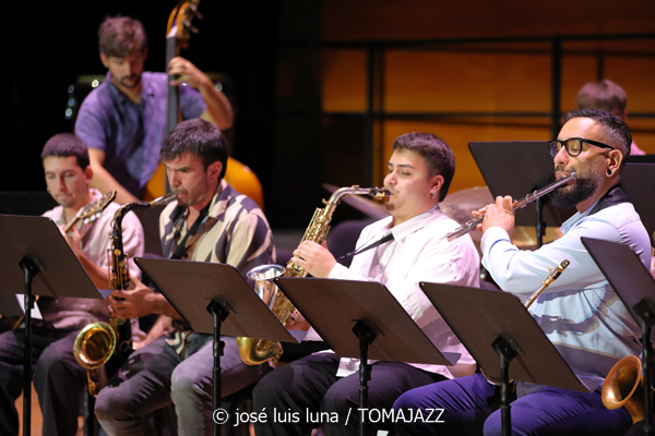 Big Band del Conservatori Superior de Música de les Illes Balears (Auditori del Conservatori Superior de Música de les Illes Balears. Palma. 2025-11-14) Por José Luis Luna Rocafort [INSTANTZZ AKA Galería fotográfica AKA Fotoblog de jazz, impro… y algo más] - Tomajazz - La Big Band del Conservatori Superior de Música de les Illes Balears actuó en el Auditori del Conservatori Superior de Música de les Illes Balears de Palma el 14 de noviembre de 2025. José Luis Luna Rocafort lo retrata en INSTANTZZ. Dirigió la Big Band Lluc Casares