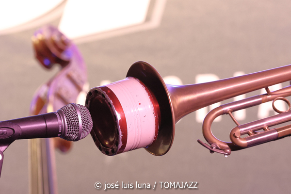 Triplanetas - Enrique Oliver Trío (48 Festival de Jazz de Vitoria. 2025-07-15) Por José Luis Luna Rocafort [INSTANTZZ AKA Galería fotográfica AKA Fotoblog de jazz, impro… y algo más] - Tomajazz - Triplanetas - Enrique Oliver Trío participaron en el 48 Festival de Jazz de Vitoria 2025, en el programa Club de Jazz. José Luis Luna Rocafort retrata la actuación en INSTANTZZ. Triplanetas son Daahoud Salim, Julián Sánchez:, Bori Albero. Enrique Oliver Trío son Enrique Oliver, Bori Albero, Andreu Pitarch