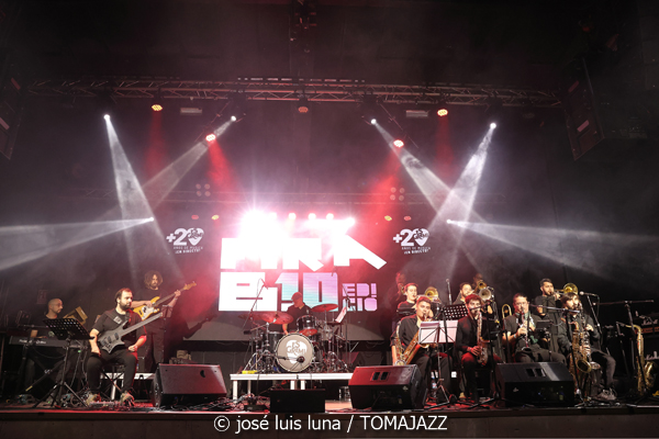 Mòpia (10 Fira B! Es Gremi. Palma. 2025-11-07) Por José Luis Luna Rocafort [INSTANTZZ AKA Galería fotográfica AKA Fotoblog de jazz, impro… y algo más] - Tomajazz - Mòpia actuó en 10 Fira B! en Es Gremi de Palma el 7 de noviembre de 2025. José Luis Luna Rocafort retrata en INSTANTZZ a la formación dirigida por Josep Oliver. Actuaron Jaume Rosselló, Pere Miquel Molina, Miki Ramon, Javier Nieto, Lleonard Martínez, Jaume Blàzquez, Samuel Martínez, Dialen Niang Ka, Sergio Vicente, Diego Riudavets, Sergi Sellés, Josep Sina, Toni Beltrán