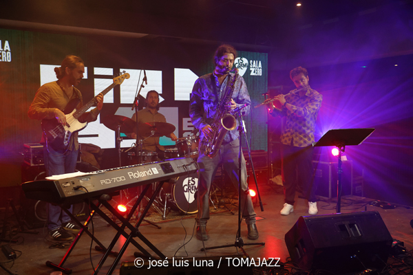 Pasquale Calò (10 Fira B! Es Gremi. Palma. 2025-11-07) Por José Luis Luna Rocafort [INSTANTZZ AKA Galería fotográfica AKA Fotoblog de jazz, impro… y algo más] - Tomajazz - Pasquale Calò actuó en 10 Fira B! en Es Gremi, Palma, el 7 de noviembre de 2025. José Luis Luna Rocafort lo retrata en INSTANTZZ. Actuaron Pasquale Calò, Aldo Di Caterino, Carlos Ródenas, Alessadro Campobasso