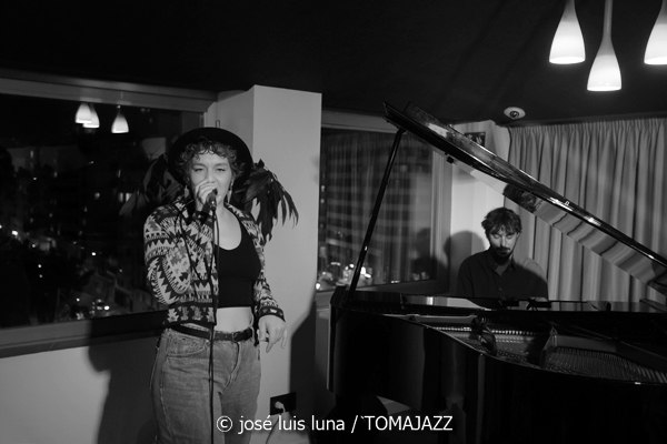 Tinons March (Reapertura Blue Jazz Club. Hotel Saratoga. Palma. 2025-10-30) Por José Luis Luna Rocafort [INSTANTZZ AKA Galería fotográfica AKA Fotoblog de jazz, impro… y algo más] - Tomajazz - Tinons March actuó en la reapertura del Blue Jazz Club del Hotel Saratoga (Palma), el 30 de octubre de 2025. José Luis Luna Rocafort retrata el concierto en INSTANTZZ. Actuaron Tinons March, Jaume Riera, Teo Salvà