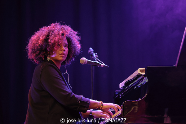 Ana Carla Maza (Trui Teatre. Palma. 2025-10-17) Por José Luis Luna Rocafort [INSTANTZZ AKA Galería fotográfica AKA Fotoblog de jazz, impro… y algo más] - Tomajazz - Ana Carla Maza actuó en Trui Teatre de Palma el 17 de octubre de 2025. José Luis Luna Rocafort retrata el concierto en INSTANTZZ. Actuaron Ana Carla Maza, Mily Pérez, Jai Kalo Sánchez