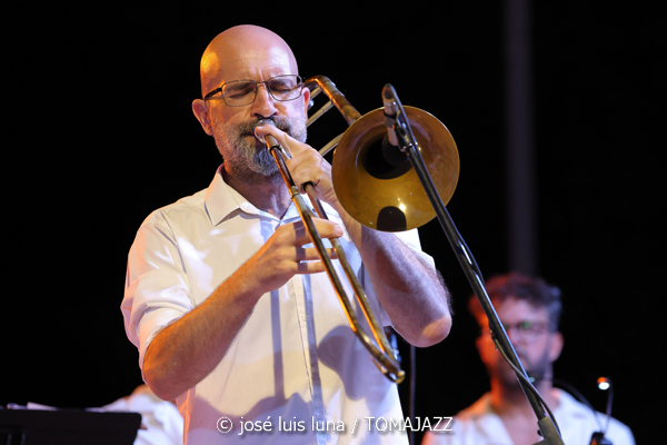 Big Band Ciutat d'Eivissa (37 Eivissa Jazz 2025. Parc Reina Sofía. Eivissa. 2025-09-03) Por José Luis Luna Rocafort [INSTANTZZ AKA Galería fotográfica AKA Fotoblog de jazz, impro… y algo más] - Tomajazz - Big Band Ciutat d'Eivissa actuó en el 37 Eivissa Jazz 2025. José Luis Luna Rocafort lo retrata en INSTANTZZ