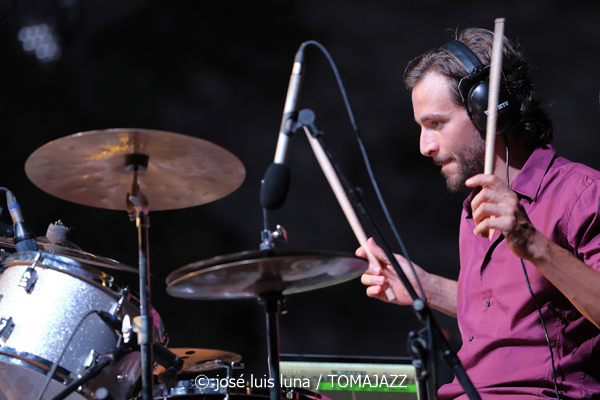 Claudia Bardagí (37 Eivissa Jazz 2025. Parc Reina Sofía. Eivissa. 2025-09-03) Por José Luis Luna Rocafort [INSTANTZZ AKA Galería fotográfica AKA Fotoblog de jazz, impro… y algo más] - Tomajazz - Claudia Bardagí actuó en el 37 Eivissa Jazz 2025, el 3 de septiembre. José Luis Luna Rocafort lo retrata en INSTANTZZ. Actuaron Claudia Bardagí, Joan Carles Marí, Cece Giannotti, Publio Delgado, Martin Laportilla