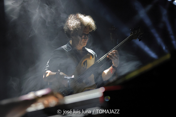 Ara Malikian (Alcúdia Jazz Festival. 2025-09-12) Por José Luis Luna Rocafort [INSTANTZZ AKA Galería fotográfica AKA Fotoblog de jazz, impro… y algo más] - Tomajazz - Ara Malikian actuó en Alcúdia Jazz Festival 2025. José Luis Luna Rocafort lo retrata en INSTANTZZ. Actuaron Ara Malikian, Iván "Melón" Lewis, Dayan Abad García, Iván Ruiz Machado, Georvis Pico Millán