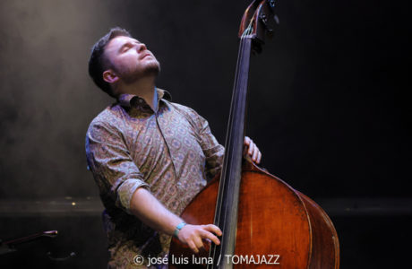 Pere Bujosa Trío (10 Fira B! Teatre Principal de Palma. 2025-11-06)  Por José Luis Luna Rocafort [INSTANTZZ AKA Galería fotográfica AKA Fotoblog de jazz, impro… y algo más] - Tomajazz - Pere Bujosa Trío actuó en el 10 Fira B! en el Teatre Principal de Palma el 6 de noviembre de 2025. José Luis Luna Rocafort lo retrata en INSTANTZZ. Actuaron Pere Bujosa, Diego Hervalejo, Lluís Naval