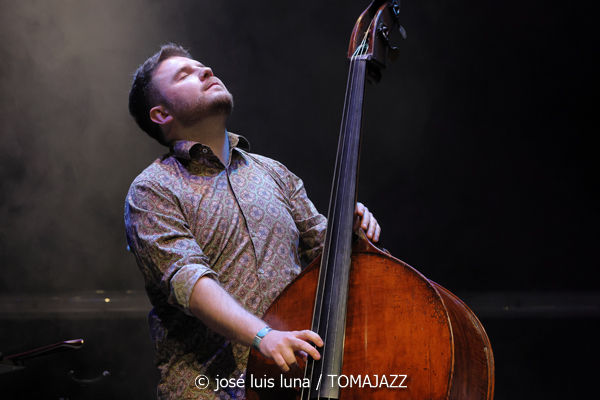 Pere Bujosa Trío (10 Fira B! Teatre Principal de Palma. 2025-11-06)  Por José Luis Luna Rocafort [INSTANTZZ AKA Galería fotográfica AKA Fotoblog de jazz, impro… y algo más] - Tomajazz - Pere Bujosa Trío actuó en el 10 Fira B! en el Teatre Principal de Palma el 6 de noviembre de 2025. José Luis Luna Rocafort lo retrata en INSTANTZZ. Actuaron Pere Bujosa, Diego Hervalejo, Lluís Naval