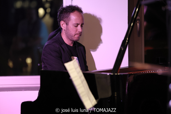 K 12 (10 Fira B! Hotel Saratoga. Palma. 2025-11-06) Por José Luis Luna Rocafort [INSTANTZZ AKA Galería fotográfica AKA Fotoblog de jazz, impro… y algo más] - Tomajazz - K 12 actuó en 10 Fira B! en el Hotel Saratoga de Palma, el 6 de noviembre de 2025. José Luis Luna Rocafort los retrata en INSTANTZZ. Actuaron Gori Matas, Marko Lohikari, Teo Salvà