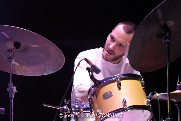 Clélya Abraham Quartet (10 Fira B! Teatre Principal de Palma. 2025-11-06) Por José Luis Luna Rocafort [INSTANTZZ AKA Galería fotográfica AKA Fotoblog de jazz, impro… y algo más] - Tomajazz - Clélya Abraham Quartet actuó en el 10 Fira B! en el Teatre Principal de Palma, el 6 de noviembre de 2025. José Luis Luna Rocafort lo retrata en INSTANTZZ. Actuaron Clélya Abraham, Kévin Lazakis, Samuel F'Hima, Julien Roger