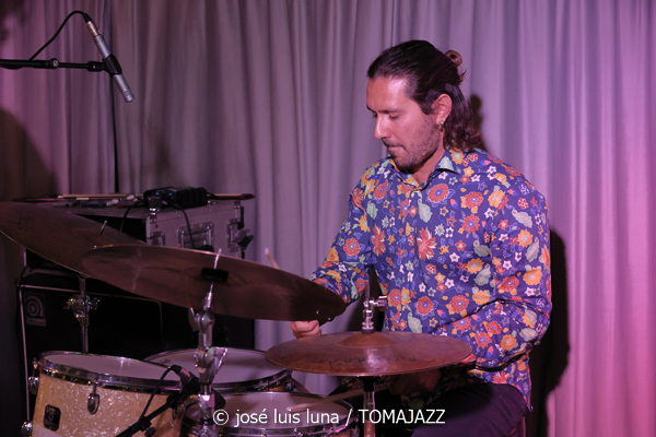 Endless Trío (10 Fira B! Hotel Saratoga. Palma. 2025-11-06) Por José Luis Luna Rocafort [INSTANTZZ AKA Galería fotográfica AKA Fotoblog de jazz, impro… y algo más] - Tomajazz - Endless Trío actuó en el 10 Fira B! en Hotel Saratoga de Palma, el 6 de noviembre de 2025. José Luis Luna Rocafort lo retrata en INSTANTZZ. Actuaron Pablo Costas, Carlos Ródenas, Alessandro Campobasso