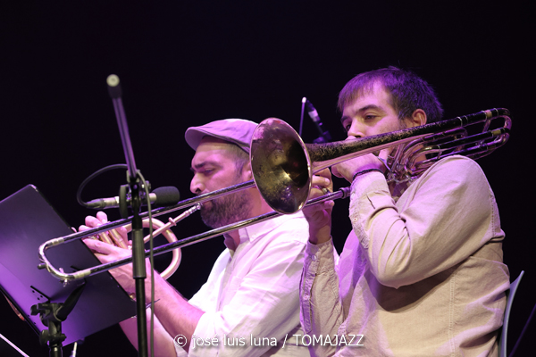 Biel Ballester Photonic Quintet (10 Fira B! Teatre Xesc Forteza, Palma. 2025-11-06) Por José Luis Luna Rocafort [INSTANTZZ AKA Galería fotográfica AKA Fotoblog de jazz, impro… y algo más] - Tomajazz - Biel Ballester Photonic Quintet actuó en 10 Fira B! 2025, el 6 de noviembre de 2025. José Luis Luna Rocafort lo retrata en INSTANTZZ. Actuaron Biel Ballester, Víctor Paradís, Joan Garcias, Pep Garau, Tomeu Garcías
