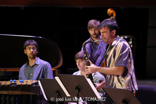 Big Band del Conservatori Superior de Música de les Illes Balears (Auditori del Conservatori Superior de Música de les Illes Balears. Palma. 2025-11-14) Por José Luis Luna Rocafort [INSTANTZZ AKA Galería fotográfica AKA Fotoblog de jazz, impro… y algo más] - Tomajazz - La Big Band del Conservatori Superior de Música de les Illes Balears actuó en el Auditori del Conservatori Superior de Música de les Illes Balears de Palma el 14 de noviembre de 2025. José Luis Luna Rocafort lo retrata en INSTANTZZ. Dirigió la Big Band Lluc Casares