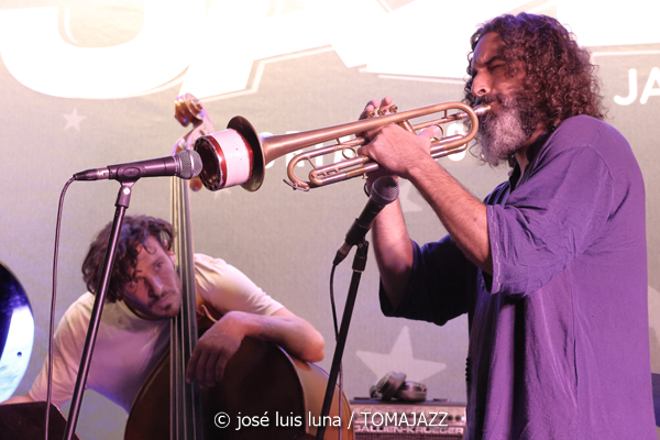 Triplanetas - Enrique Oliver Trío (48 Festival de Jazz de Vitoria. 2025-07-15) Por José Luis Luna Rocafort [INSTANTZZ AKA Galería fotográfica AKA Fotoblog de jazz, impro… y algo más] - Tomajazz - Triplanetas - Enrique Oliver Trío participaron en el 48 Festival de Jazz de Vitoria 2025, en el programa Club de Jazz. José Luis Luna Rocafort retrata la actuación en INSTANTZZ. Triplanetas son Daahoud Salim, Julián Sánchez:, Bori Albero. Enrique Oliver Trío son Enrique Oliver, Bori Albero, Andreu Pitarch