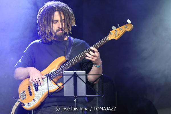 Mòpia (10 Fira B! Es Gremi. Palma. 2025-11-07) Por José Luis Luna Rocafort [INSTANTZZ AKA Galería fotográfica AKA Fotoblog de jazz, impro… y algo más] - Tomajazz - Mòpia actuó en 10 Fira B! en Es Gremi de Palma el 7 de noviembre de 2025. José Luis Luna Rocafort retrata en INSTANTZZ a la formación dirigida por Josep Oliver. Actuaron Jaume Rosselló, Pere Miquel Molina, Miki Ramon, Javier Nieto, Lleonard Martínez, Jaume Blàzquez, Samuel Martínez, Dialen Niang Ka, Sergio Vicente, Diego Riudavets, Sergi Sellés, Josep Sina, Toni Beltrán