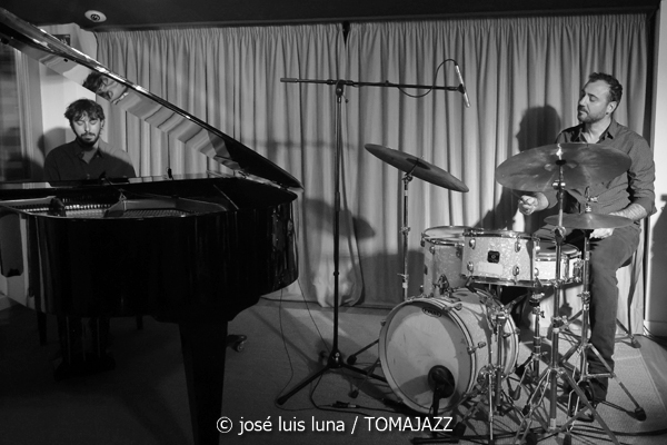 Tinons March (Reapertura Blue Jazz Club. Hotel Saratoga. Palma. 2025-10-30) Por José Luis Luna Rocafort [INSTANTZZ AKA Galería fotográfica AKA Fotoblog de jazz, impro… y algo más] - Tomajazz - Tinons March actuó en la reapertura del Blue Jazz Club del Hotel Saratoga (Palma), el 30 de octubre de 2025. José Luis Luna Rocafort retrata el concierto en INSTANTZZ. Actuaron Tinons March, Jaume Riera, Teo Salvà