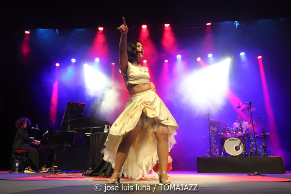 Ana Carla Maza (Trui Teatre. Palma. 2025-10-17) Por José Luis Luna Rocafort [INSTANTZZ AKA Galería fotográfica AKA Fotoblog de jazz, impro… y algo más] - Tomajazz - Ana Carla Maza actuó en Trui Teatre de Palma el 17 de octubre de 2025. José Luis Luna Rocafort retrata el concierto en INSTANTZZ. Actuaron Ana Carla Maza, Mily Pérez, Jai Kalo Sánchez