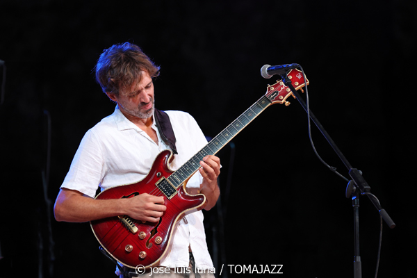 Claudia Bardagí (37 Eivissa Jazz 2025. Parc Reina Sofía. Eivissa. 2025-09-03) Por José Luis Luna Rocafort [INSTANTZZ AKA Galería fotográfica AKA Fotoblog de jazz, impro… y algo más] - Tomajazz - Claudia Bardagí actuó en el 37 Eivissa Jazz 2025, el 3 de septiembre. José Luis Luna Rocafort lo retrata en INSTANTZZ. Actuaron Claudia Bardagí, Joan Carles Marí, Cece Giannotti, Publio Delgado, Martin Laportilla