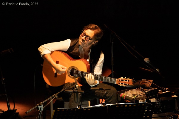 Al Di Meola Acoustic Trio (Festival Internacional JazzMadrid 2025, Centro Cultural de la Villa, Sala Guirau Madrid. 2025-11-12) Por Enrique Farelo [Concierto de jazz] - Tomajazz - Al Di Meola Acoustic Trio actuó en el Festival Internacional JazzMadrid 2025, el 12 de noviembre de 2025. Enrique Farelo lo retrata y relata. Actuaron Al Di Meola, Peo Alfonsi, Sergio Martínez 