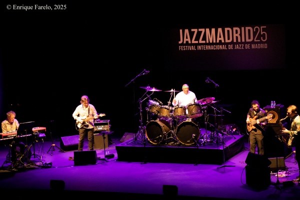 Billy Cobham’s Time Machine (Festival Internacional JazzMadrid 2025, Fernán Gómez. Centro Cultural de la Villa, Sala Guirau Madrid. 2025-11-18) Por Enrique Farelo [Concierto de jazz] - Tomajazz - Billy Cobham’s Time Machine actuó en JazzMadrid 2025, el 18 de noviembre de 2025. Enrique Farelo lo relata (texto y fotos). Actuaron Billy Cobham, Victor Cisternas, Rocco Ciffarelli, Gary Husband, Bjon Arko 