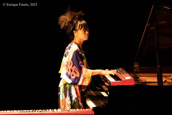 Hiromi's Sonicwonder (Festival Internacional JazzMadrid 2025, Fernán Gómez. Centro Cultural de la Villa, Sala Guirau Madrid. 2025-11-11) Por Enrique Farelo [Concierto de jazz] - Tomajazz - Hiromi's Sonicwonder actuó en el Festival Internacional JazzMadrid 2025, el 11 de noviembre de 2025. Enrique Farelo lo retrata y relata. Actuaron Adam O'Farrill, Hiromi Uehara, Hadrien Feraud, Gene Coye 