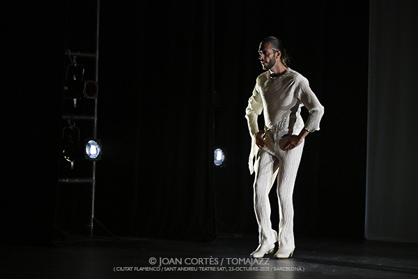 Jose Manuel Álvarez «Captura y Fuga» (Ciutat Flamenco / SAT!, 2025-10-23 / Barcelona) [V] Por Joan Cortès [Flamencuras AKA INSTANTZZ AKA Galería fotográfica AKA Fotoblog de jazz, impro… y algo más] - Tomajazz - Jose Manuel Álvarez «Captura y Fuga» actuó en Ciutat Flamenco de Barcelona el 23 de octubre de 2025. Joan Cortès lo retrata en las Flamencuras de INSTANTZZ