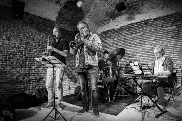 Pocket Corner (CC La Tortuga de Lavapiés, Madrid. 2025-11-02) Por Sergio Cabanillas [INSTANTZZ AKA Galería fotográfica AKA Fotoblog de jazz, impro… y algo más] - Tomajazz - Pocket Corner actuó el 2 de noviembre de 2025 en el CC La Tortuga de Lavapiés en Madrid. Sergio Cabanillas retrata el concierto en INSTANTZZ. Actuaron Didrik Ingvaldsen, Glenn B. Henriksen, Ketil Jerve, Ståle Birkeland