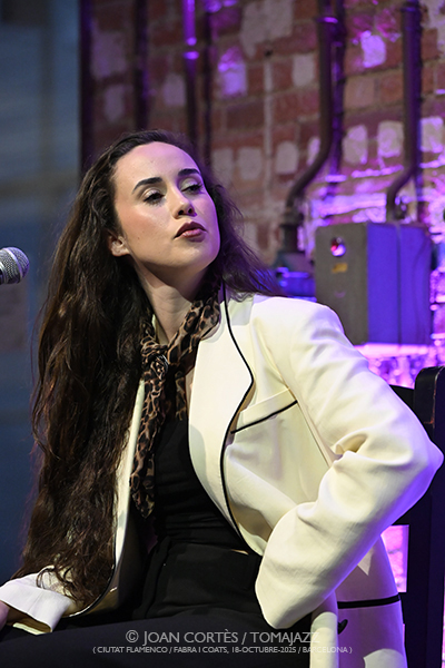 Rocío Luna (Ciutat Flamenco / Fabra i Coats, 2025-10-18 / Barcelona) Por Joan Cortès [Flamencuras AKA INSTANTZZ AKA Galería fotográfica AKA Fotoblog de jazz, impro… y algo más] - Tomajazz - Rocío Luna actuó en Ciutat Flamenco en Fabra i Coats, Barcelona, el 18 de octubre de 2025. Joan Cortès lo retrata en las Flamencuras de INSTANTZZ. Actuaron Rocío Luna, Luis Medina
