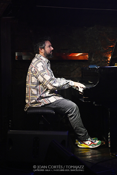 Tobias Meinhart 4t (Jamboree, 2025-10-14 / Barcelona) Por Joan Cortès [INSTANTZZ AKA Galería fotográfica AKA Fotoblog de jazz, impro… y algo más] - Tomajazz - Tobias Meinhart 4t actuó en Jamboree, Barcelona, el 14 de octubre de 2025. Joan Cortès retrata el concierto en INSTANTZZ. Actuaron Tobias Meinhart, Eden Ladin, Matt Penman, Mark Whitfield Jr. 