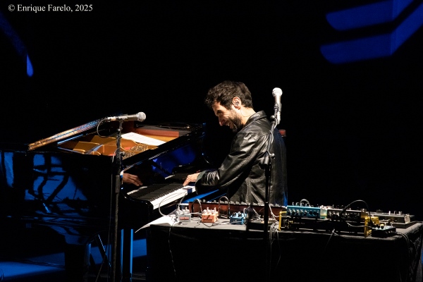 Tigran Hamasyan "The Bird of Thousand Voices" (Festival Internacional JazzMadrid 2025, Fernán Gómez. Centro Cultural de la Villa, Sala Guirau Madrid. 2025-11-22) - Tomajazz - Tigran Hamasyan “Manifeste” actuó en JazzMadrid 2025 el 22 de noviembre de 2025. Enrique Farelo relata y retrata el concierto. Actuaron Tigran Hamasyan, Yessaï Karapetian, Marc Karapetian, Arman Mnatsakanyan