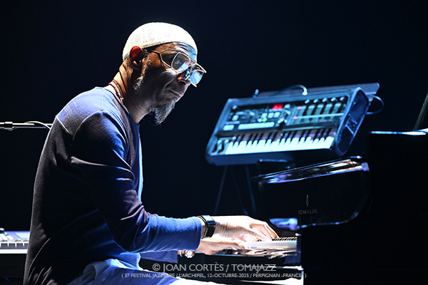 Omar Sosa & Souad Asla “Sahravane” (37 Jazzèbre / L’Archipel, 12-octubre-2025, Perpignan -France-) [7] Por Joan Cortès [INSTANTZZ AKA Galería fotográfica AKA Fotoblog de jazz, impro… y algo más] - Tomajazz - Omar Sosa & Souad Asla “Sahravane” actuaron enJazzèbre 2025 de Perpignan, Francia. Joan Cortès lo retrata en INSTANTZZ. Actuaron Omar Sosa, Souad Asla, Csaba Palotaï, Aziza Tahri, Mabrouka Brik, Gustavo Ovalles, Rabla Boughazi, Sabrina Cheddad 