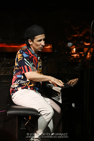 André Marques Trio (Jamboree -sala 1-, 2025-11-07 / Barcelona) Por Joan Cortès [INSTANTZZ AKA Galería fotográfica AKA Fotoblog de jazz, impro… y algo más] - Tomajazz - André Marques Trio actuó en Jamboree, el 7 de noviembre de 2025. Joan Cortès lo retrata en INSTANTZZ. Actuaron André Marques, Marcel Bottaro, Fulvio Alberto Moraes 