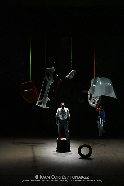 Antonio Molina “El Choro” «Prender, un acto de combustión» (Ciutat Flamenco / SAT!, 2025-10-17 / Barcelona) Por Joan Cortès [Flamencuras AKA INSTANTZZ AKA Galería fotográfica AKA Fotoblog de jazz, impro… y algo más] - Tomajazz - Antonio Molina “El Choro” «Prender, un acto de combustión» participó en Ciutat Flamenco de Barcelona el 17 de octubre de 2025. Joan Cortès lo retrata en las Flamencuras de INSTANTZZ. Participaron Antonio Molina “El Choro”, baile Manuel de la Nina, cante Marcos de Silvia, guitarra Francisco Roca 