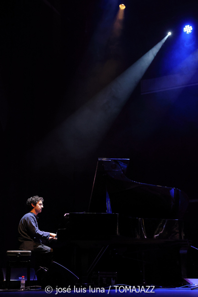 Pere Bujosa Trío (10 Fira B! Teatre Principal de Palma. 2025-11-06) Por José Luis Luna Rocafort [INSTANTZZ AKA Galería fotográfica AKA Fotoblog de jazz, impro… y algo más] - Tomajazz - Pere Bujosa Trío actuó en el 10 Fira B! en el Teatre Principal de Palma el 6 de noviembre de 2025. José Luis Luna Rocafort lo retrata en INSTANTZZ. Actuaron Pere Bujosa, Diego Hervalejo, Lluís Naval