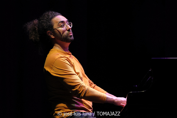 Carmen Vela Quartet (10 Fira B! Teatre Principal de Palma. 2025-11-06) Por José Luis Luna Rocafort [INSTANTZZ AKA Galería fotográfica AKA Fotoblog de jazz, impro… y algo más] - Tomajazz - Carmen Vela Quartet actuó en 10 Fira B! en el Teatre Principal de Palma el 6 de noviembre de 2025. José Luis Luna Rocafort lo retrata en INSTANTZZ. Actuaron Carmen Vela,