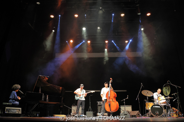 Clélya Abraham Quartet (10 Fira B! Teatre Principal de Palma. 2025-11-06) Por José Luis Luna Rocafort [INSTANTZZ AKA Galería fotográfica AKA Fotoblog de jazz, impro… y algo más] - Tomajazz - Clélya Abraham Quartet actuó en el 10 Fira B! en el Teatre Principal de Palma, el 6 de noviembre de 2025. José Luis Luna Rocafort lo retrata en INSTANTZZ. Actuaron Clélya Abraham, Kévin Lazakis, Samuel F'Hima, Julien Roger