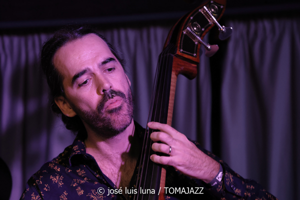 Endless Trío (10 Fira B! Hotel Saratoga. Palma. 2025-11-06) Por José Luis Luna Rocafort [INSTANTZZ AKA Galería fotográfica AKA Fotoblog de jazz, impro… y algo más] - Tomajazz - Endless Trío actuó en el 10 Fira B! en Hotel Saratoga de Palma, el 6 de noviembre de 2025. José Luis Luna Rocafort lo retrata en INSTANTZZ. Actuaron Pablo Costas, Carlos Ródenas, Alessandro Campobasso