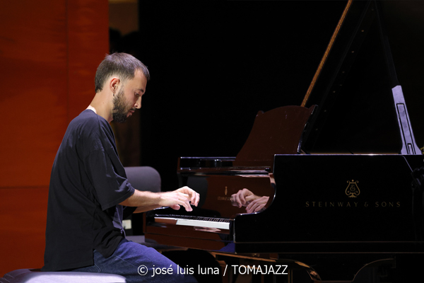 Ensemble Vocal Jazz (Auditori del Conservatori Superior de Música de les Illes Balears. Palma. 2025-11-14) Por José Luis Luna Rocafort [INSTANTZZ AKA Galería fotográfica AKA Fotoblog de jazz, impro… y algo más] - Tomajazz - Ensemble Vocal Jazz actuó en el Auditori del Conservatori Superior de Música de les Illes Balears de Palma el 14 de noviembre de 2025. José Luis Luna Rocafort lo retrata en INSTANTZZ